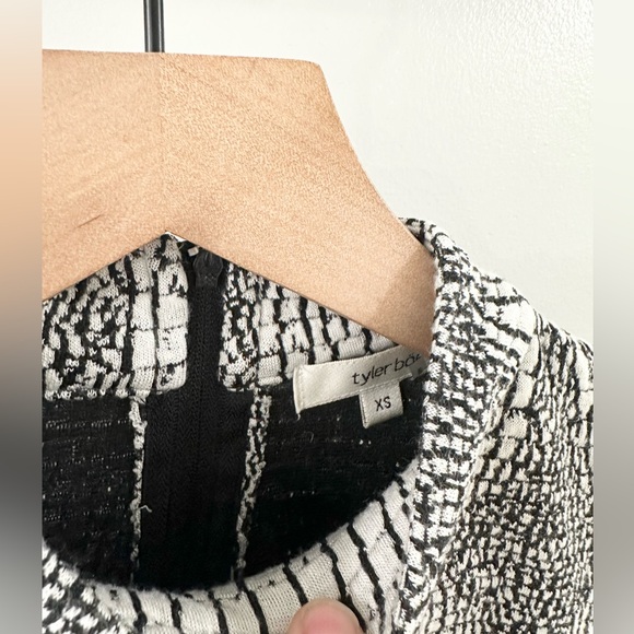 Tyler Boe Chrissy Capelet Tunic Top Black & White Size XS - Picture 5 of 6